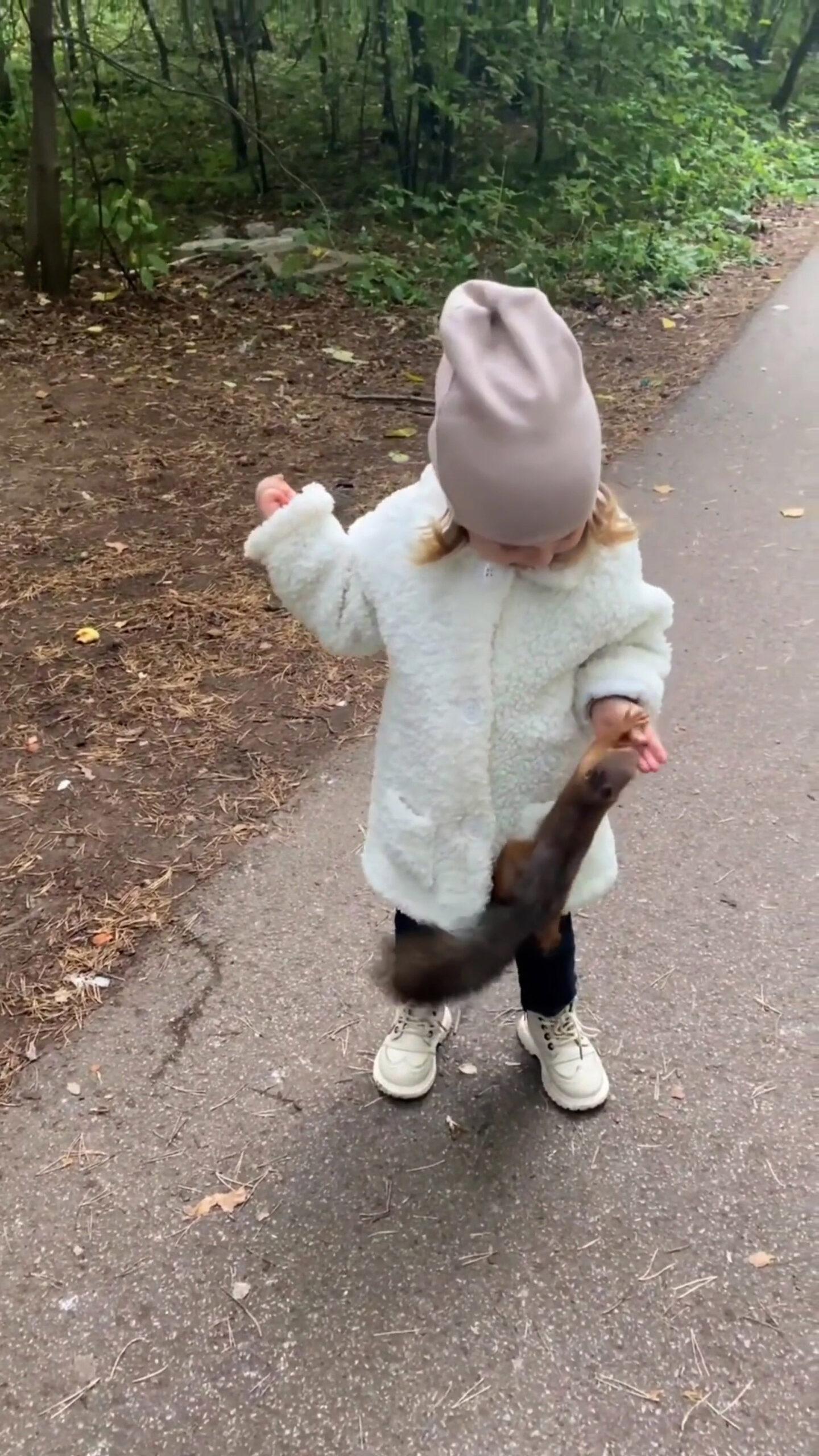 Read more about the article I’M JUST NUTTY ABOUT YOU: Adorable Three-Year-Old Girl’s Bond With Squirrel