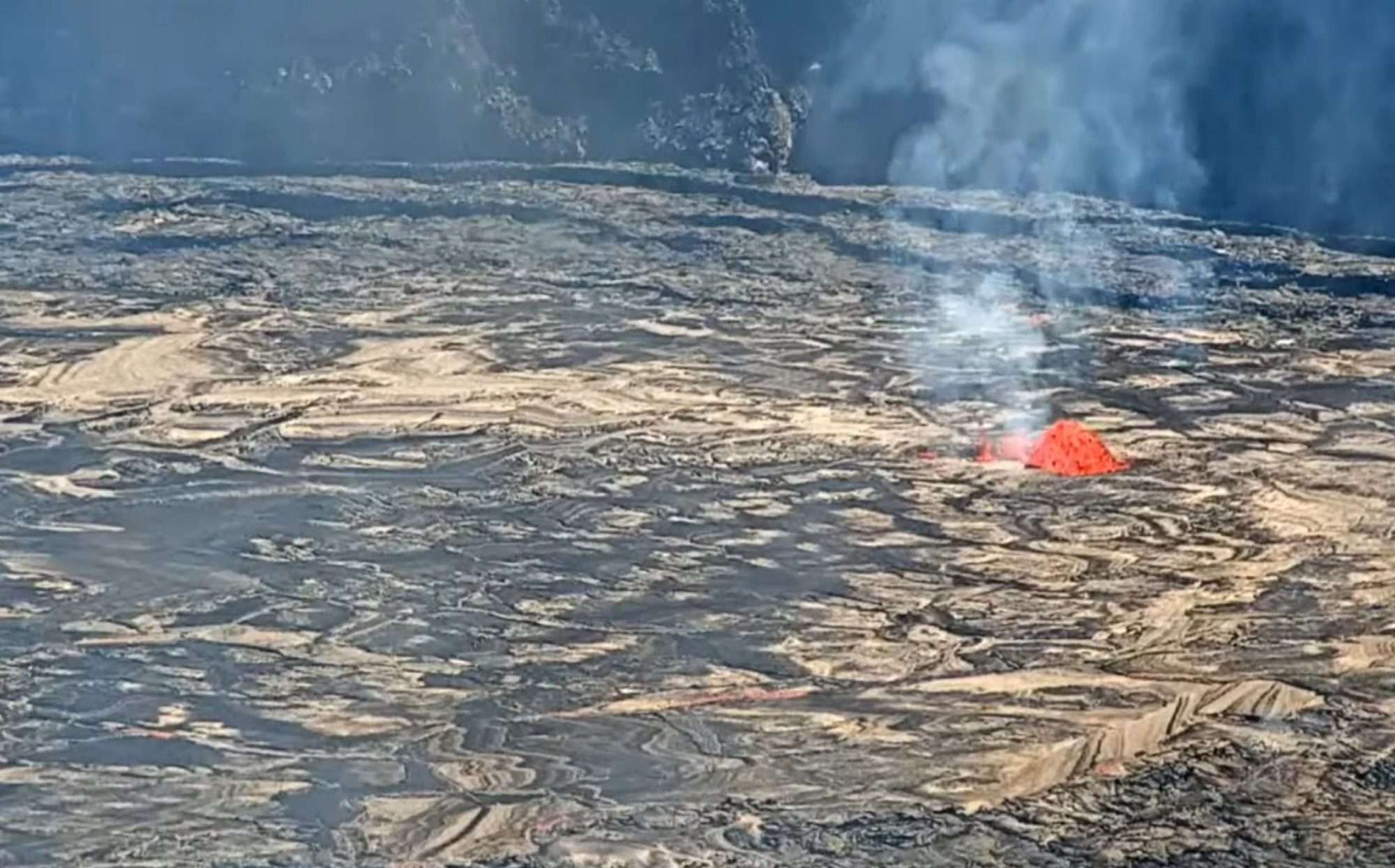 Read more about the article HAWAII LIVE-OH: Volcano’s Otherworldly Red-Hot Lava Eruption