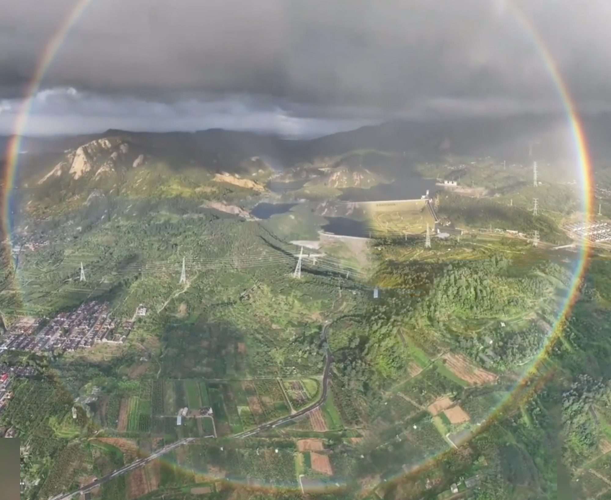 Read more about the article Hiker Captures Perfectly-Round Rainbow From The Top Of A Mountain