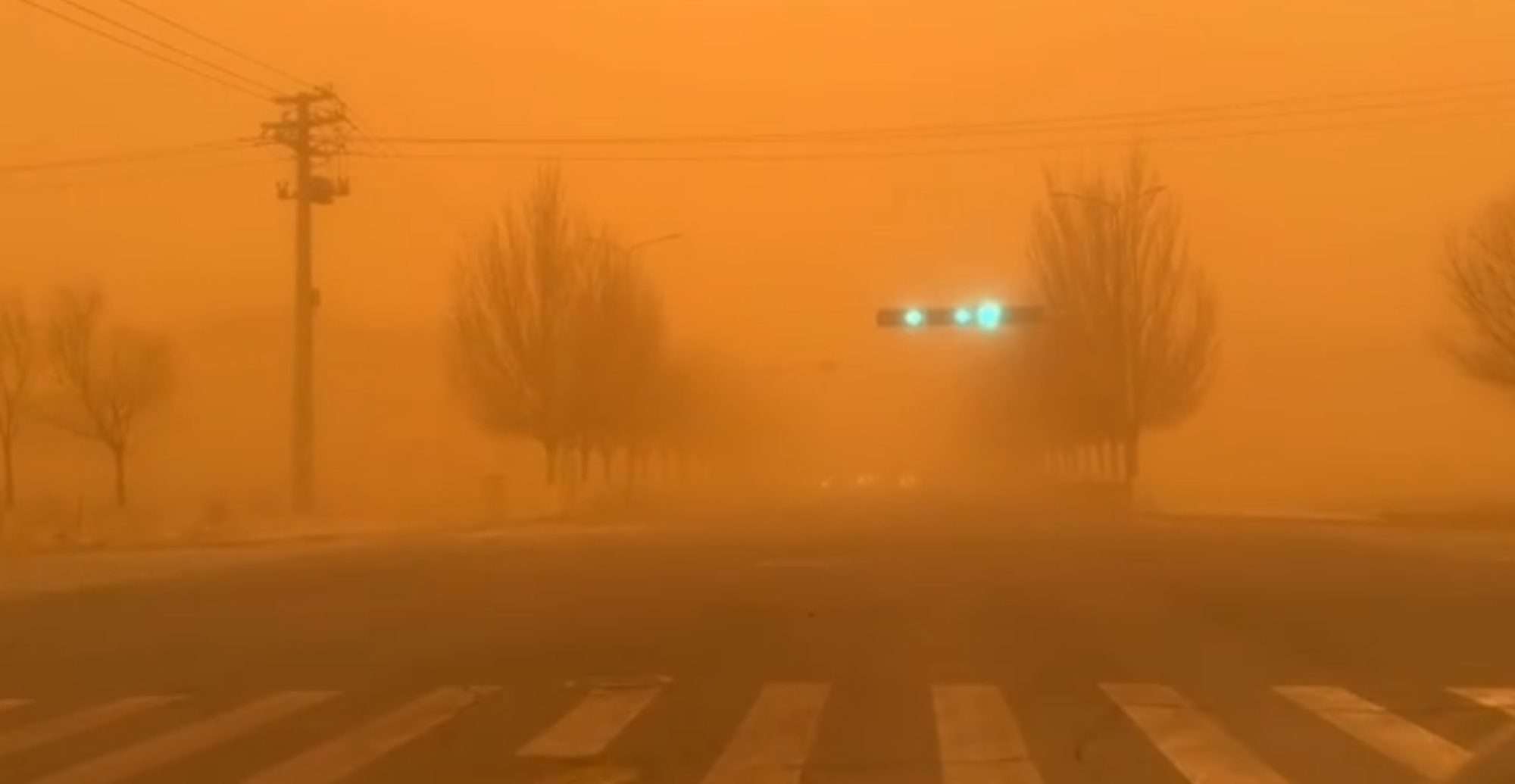 Read more about the article Cars Struggle To Move After Severe Sandstorm Turns Sky Orange