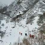 Angry Yak Forces Walkers To Leap Out The Way On Narrow Mountain…
