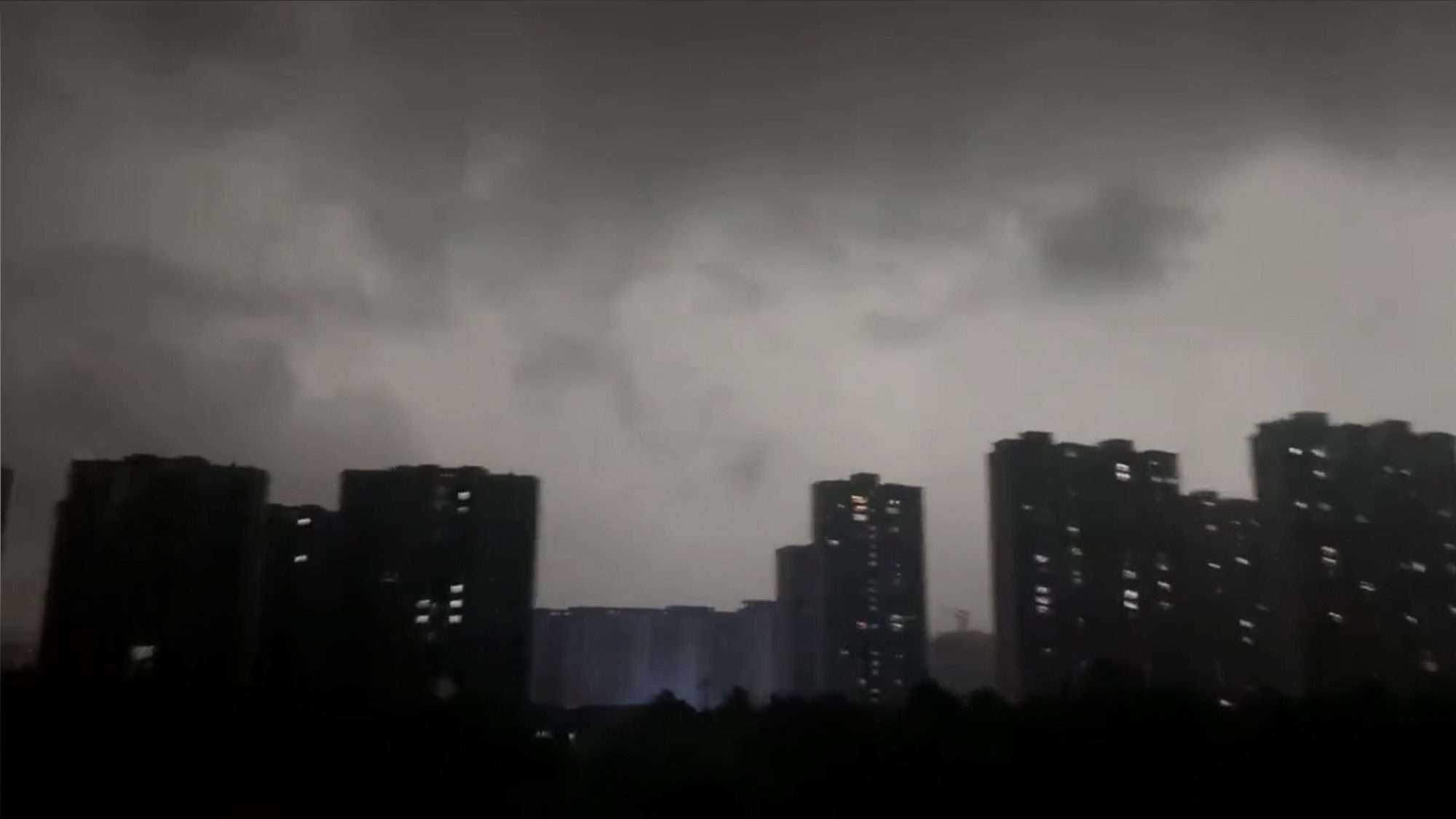 Read more about the article Thick Black Storm Clouds Turn Night Into Day In Chinese City